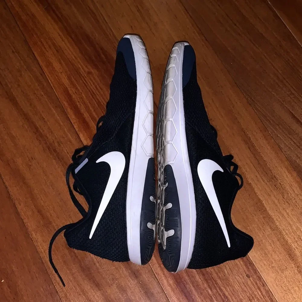 Nike navy men’s Mesh Sneakers with White Swoosh size 11.5